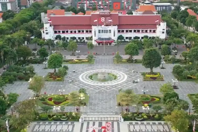 Surabaya Berhasil Tekan Angka Kemiskinan, Turun Jadi 3,56 Persen pada 2025 BPS mencatat kemiskinan di Surabaya turun menjadi 3,56% pada Maret 2025 atau 105 ribu jiwa. Penurunan dipengaruhi inflasi terkendali dan program bantuan.