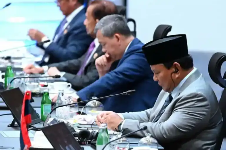 Presiden Prabowo Tegaskan Komitmen ASEAN-Jepang di KTT ke-28, Soroti Energi Bersih dan Ekonomi Digital Presiden Prabowo hadiri KTT ASEAN-Jepang ke-28 di Kuala Lumpur.
