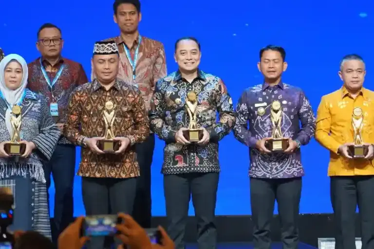 Surabaya Raih TPKAD Award 2025, Bukti Keseriusan Wali Kota Eri Wujudkan Inklusi Keuangan Wali Kota Surabaya Eri Cahyadi saat menerima penghargaan Tim Percepatan Akses Keuangan Daerah (TPKAD) Award tahun 2025 di tingkat nasional