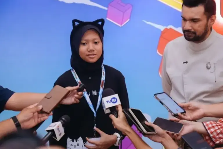 Gim Indonesia Makin Dikenal Global, Bukti Talenta Digital Muda Berdaya Saing Adelia Misha, pengembang gim muda, didampingi Presiden Asosiasi Game Indonesia (AGI) Shafiq Husein