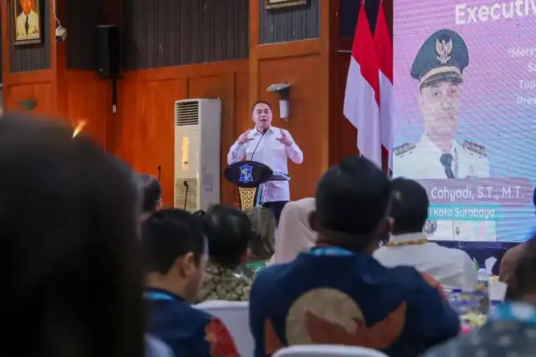 Surabaya Cetak Sejarah di Kancah Global, Inovasi Atasi Limbah Popok Masuk Top 50 Bloomberg Mayors Challenge Surabaya satu-satunya kota Indonesia di Top 50 Bloomberg Mayors Challenge 2025 berkat inovasi tangani limbah popok & pembalut di Sungai Brantas.