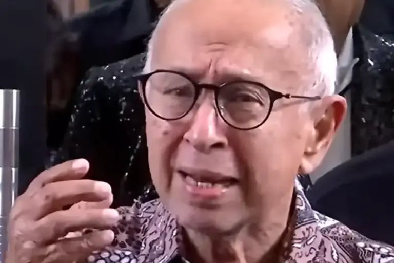 Orang Tua Nadiem Kecewa Praperadilan Ditolak, Tetap Yakin Anaknya Berjuang demi Kebenaran Orang tua Nadiem Makarim kecewa atas penolakan praperadilan, namun tegaskan mantan Mendikbudristek itu kuat dan akan terus berjuang membela kejujuran.