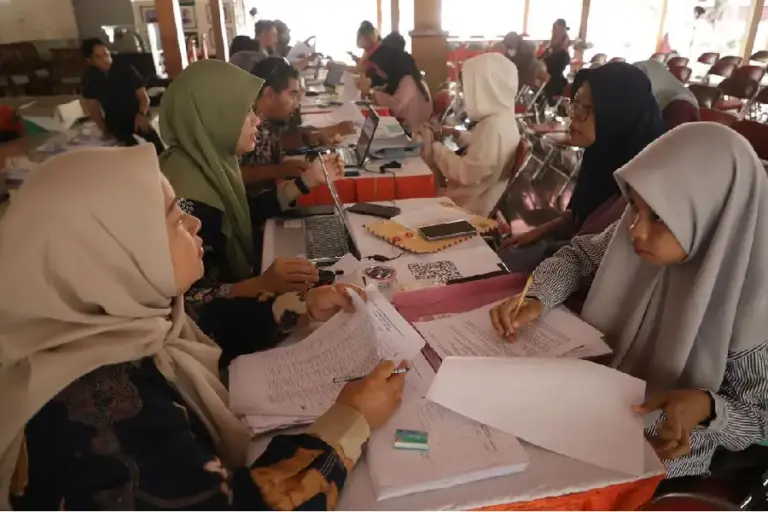 2026, Pemkot Surabaya Anggarkan Rp192,8 Miliar untuk Beasiswa 24.000 Mahasiswa Pemkot Surabaya siapkan Rp192,8 miliar untuk beasiswa 24.000 mahasiswa pada 2026. Prioritas keluarga miskin, disertai dukungan biaya hidup dan UKT.