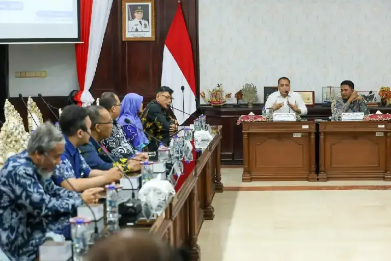 Sambut Tim Verifikasi Kota Sehat Nasional, Wali Kota Eri Tegaskan Perubahan Mindset Warga Jadi Kunci Pemkot Surabaya sambut Tim Verifikasi Kota Sehat Nasional 2025. Wali Kota Eri fokus pada sanitasi, pengelolaan sampah, dan perubahan mindset warga.