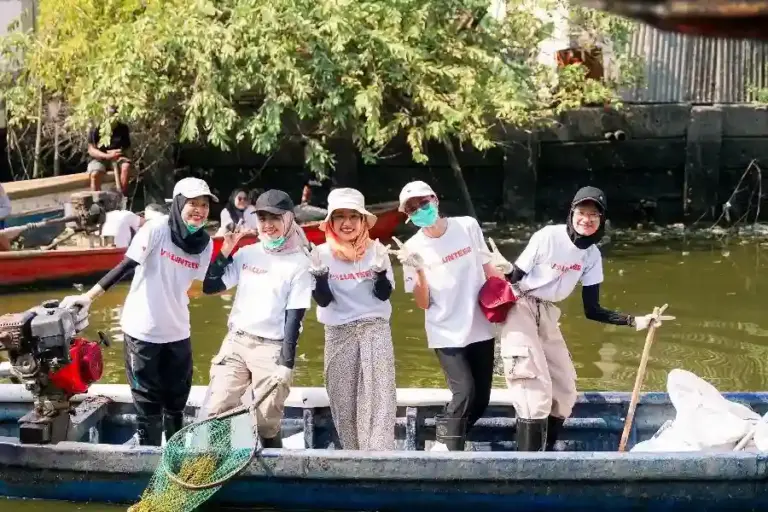 Pemkot Surabaya dan WVI Tanam 1.000 Mangrove di Wonorejo untuk Jaga Ekosistem Pesisir Pemkot Surabaya bersama Wahana Visi Indonesia menanam 1.000 mangrove di Wonorejo sebagai langkah menjaga kelestarian pesisir dan mengurangi sampah.