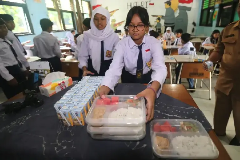 Pemkot Surabaya Libatkan UKS Pastikan Makan Bergizi Gratis Higienis untuk Siswa Pemkot Surabaya libatkan UKS periksa Makan Bergizi Gratis (MBG) sebelum dibagikan. Semua dapur wajib kantongi sertifikat higienis SLHS.