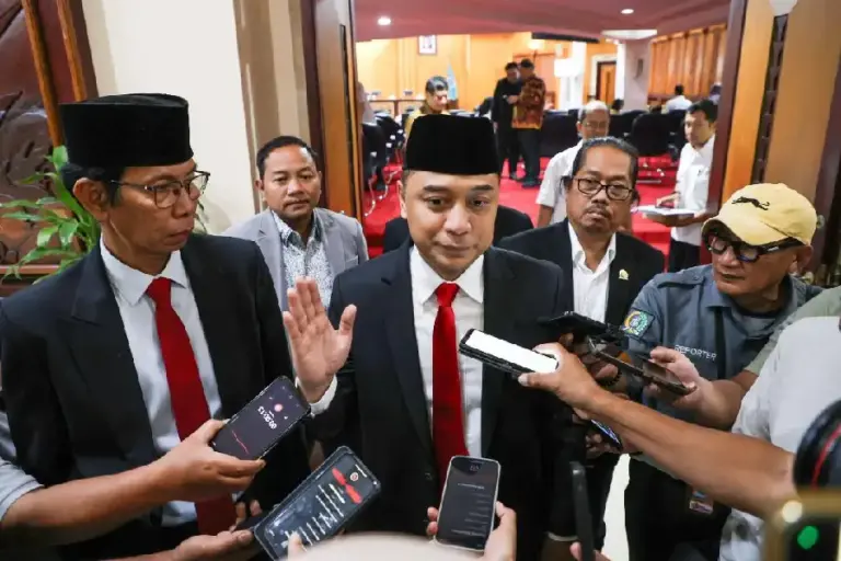 Respon Cepat Wali Kota Eri Cahyadi: Pemkot Surabaya Kirim Tim Rescue ke Ponpes Al Khoziny Sidoarjo Pemkot Surabaya kirim tim rescue lengkap dengan mobil Heavy Duty Rescue untuk bantu evakuasi korban ambruknya bangunan Ponpes Al Khoziny Sidoarjo.