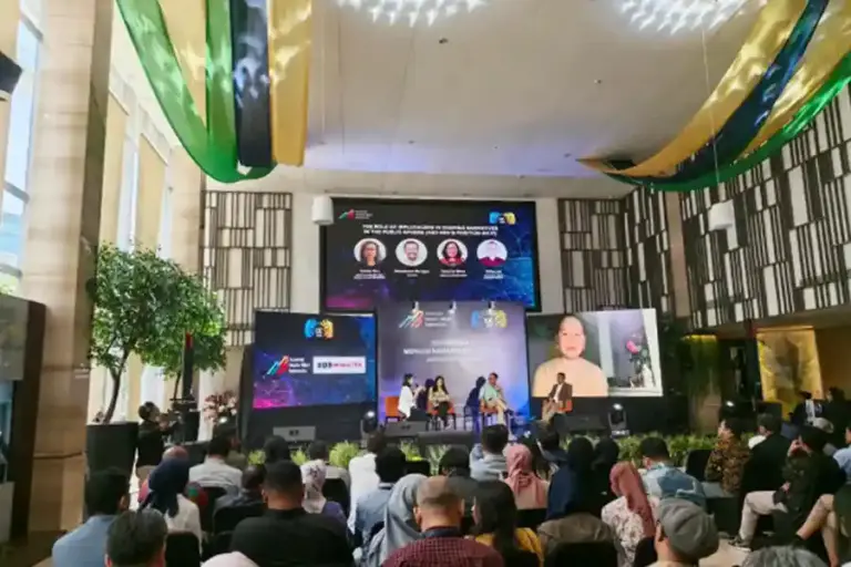 Pergeseran Opini Publik dan Peran Influencer di Era New Media, Verifikasi Informasi jadi Tantangan Utama Diskusi IDC 2025 ungkap bagaimana new media dan influencer menggeser cara publik konsumsi informasi. Baca analisis para ahli media.