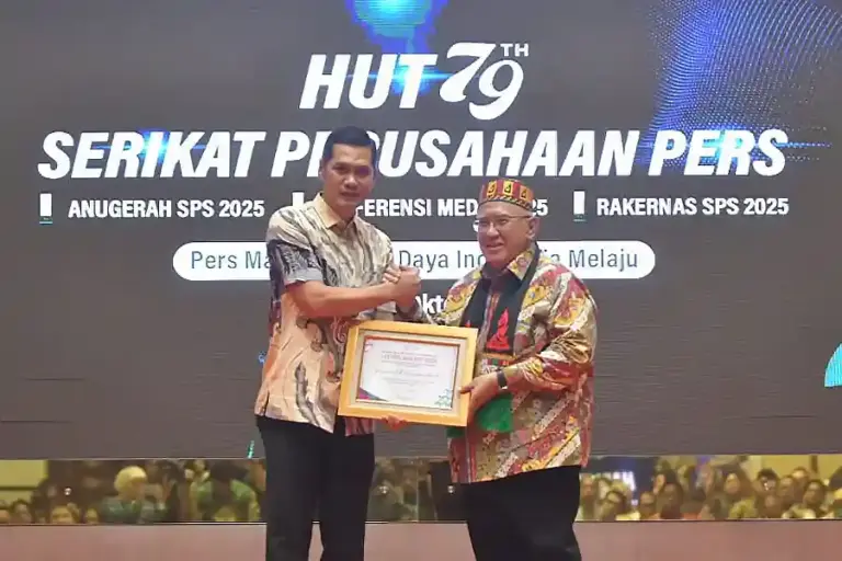 Aceh Raih Lontar dan Lestari Awards 2025 dari SPS, Bentuk Apresiasi atas Sinergi dengan Pers Pemerintah Aceh menerima Lontar dan Lestari Awards 2025 dari SPS. Penghargaan ini jadi pengakuan atas peran aktif Aceh dalam membangun ekosistem pers yang sehat.