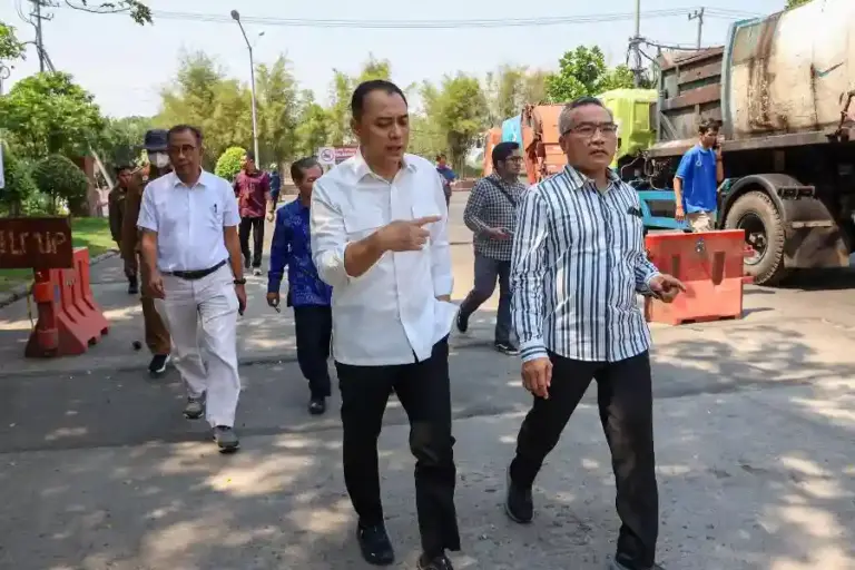 Wali Kota Eri Cahyadi Tunjukkan Keunggulan PSEL Benowo, Surabaya Jadi Percontohan Nasional Pengolahan Sampah Bupati Bantul kunjungi PSEL Benowo Surabaya. Eri Cahyadi paparkan teknologi gasifikasi dan efisiensi tipping fee dalam pengolahan sampah jadi energi.