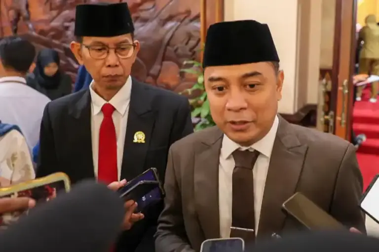 Eri Cahyadi Tegaskan Keberanian Fiskal Surabaya dalam R-APBD 2026, Fokus pada Kesejahteraan Rakyat Wali Kota Surabaya Eri Cahyadi
