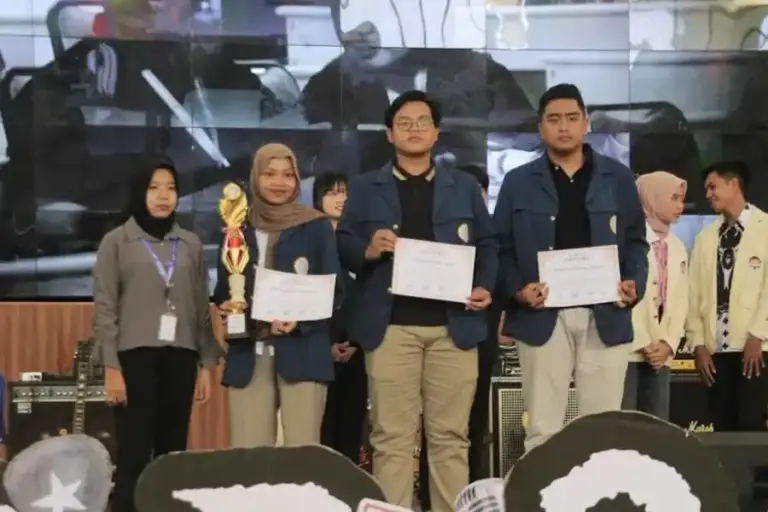 Tim Akuntansi UNAIR Raih Juara Dua di Olimpiade Nasional Veteran Accounting Festival 2025 Tim Akuntansi UNAIR meraih Juara Dua di ajang nasional Veteran Accounting Festival 2025, bukti kegigihan mahasiswa sejak semester awal.