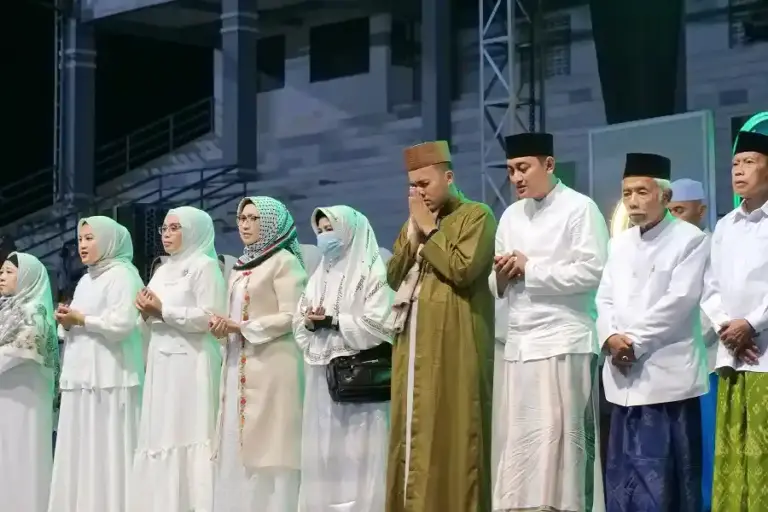 Bupati Lumajang Ajak ASN Hidupkan Nilai Santri dalam Pelayanan Publik Bupati Lumajang ajak ASN maknai Hari Santri dengan semangat keikhlasan dan nasionalisme dalam pelayanan publik. Sarung dan kerudung jadi simbol moralitas.(foto: Dok Kominfo Lumajang)