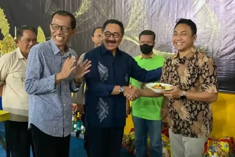 Stikosa-AWS Rayakan HUT ke-61, Fokus pada Literasi Komunikasi dan Ekonomi Digital Stikosa-AWS gelar Dies Natalis ke-61 dengan tema literasi komunikasi & ekonomi digital. Diisi tasyakuran, ziarah, hingga kuliah tamu.