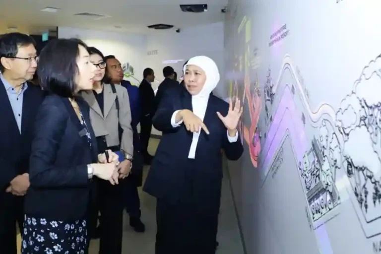 Gubernur Khofifah Pelajari Tata Ruang Singapura untuk Kembangkan Smart City di Jatim Gubernur Jatim Khofifah kunjungi URA Singapore City Gallery, jadikan smart city Singapura referensi pembangunan kawasan metropolitan. (160 karakter)