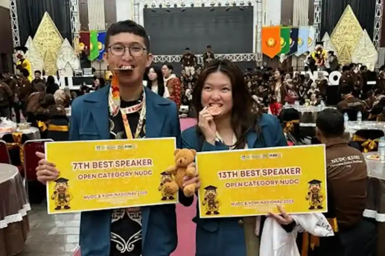 Tim Debat UNAIR Sabet Dua Medali dan Tiket Semifinal di NUDC 2025 Tim debat UNAIR sukses melaju ke semifinal NUDC 2025 dan raih dua medali kategori Best Speaker. Bukti prestasi mahasiswa di kancah nasional.