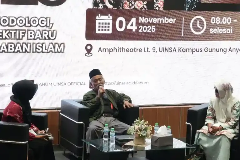 Prodi SPI UINSA Sukses Gelar Konferensi Mahasiswa, Hadirkan 114 Presenter KONMASPI 2025 UINSA sukses digelar dengan tema 'Sejarah dari Bawah'. Ajang akademik ini dihadiri 114 presenter dan bahas perspektif baru studi Islam.
