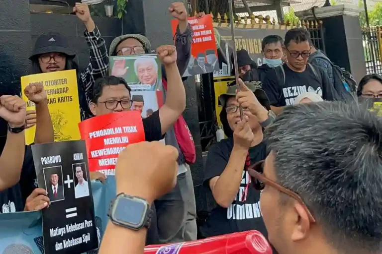 Aksi Solidaritas Dukung Tempo, AJI Desak Pengadilan Tolak Gugatan Rp200 Miliar dari Menteri Pertanian AJI dan koalisi masyarakat sipil mendukung Tempo dalam menghadapi gugatan Rp200 miliar dari Menteri Pertanian Amran Sulaiman di PN Jakarta Selatan.