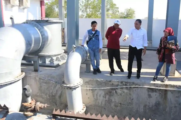 Wali Kota Eri Cahyadi Perintahkan Kontraktor Lembur 24 Jam Percepat Proyek Antisipasi Banjir Wali Kota Eri Cahyadi minta kontraktor lembur 24 jam percepat 5 rumah pompa & drainase di Surabaya antisipasi cuaca ekstrem BMKG.