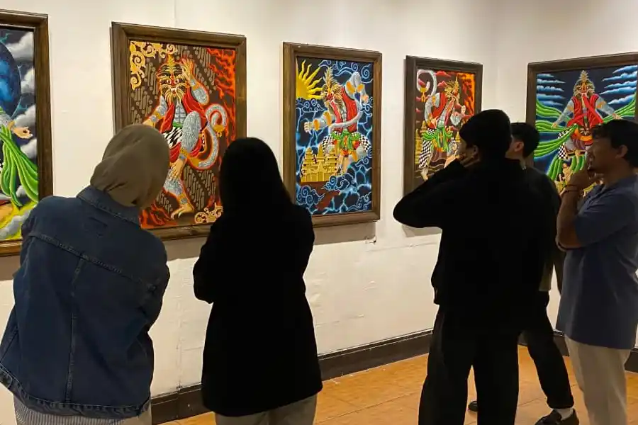 Para pengunjung saat melihat lukisan "Angkara Murka" di Galeri Raos, Batu, Senin (10/11/2025) (foto: Dok Pribadi)