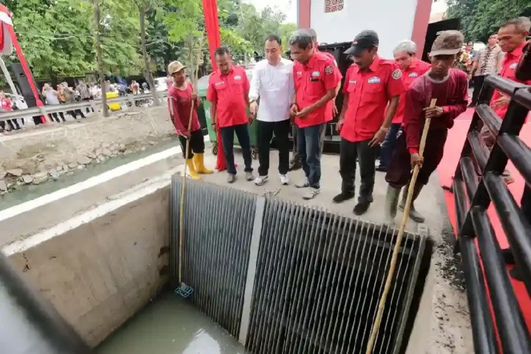 Sofa dan Kasur Ancam Rusak Rumah Pompa, Surabaya Darurat Sampah Sungai Pemkot Surabaya imbau warga stop buang sampah besar ke sungai. Sofa & kasur rusak rumah pompa, picu genangan air. Data terbaru di sini.